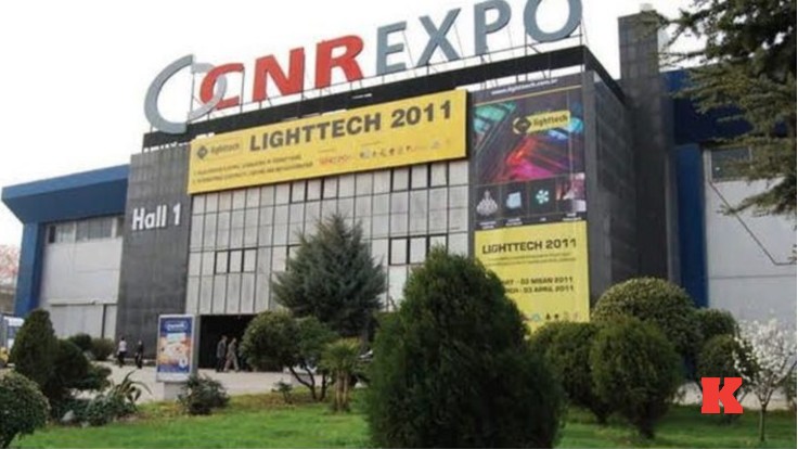 İstanbul CNR Expo fuar binasının 2011 Lighttech afişli dış cephesi