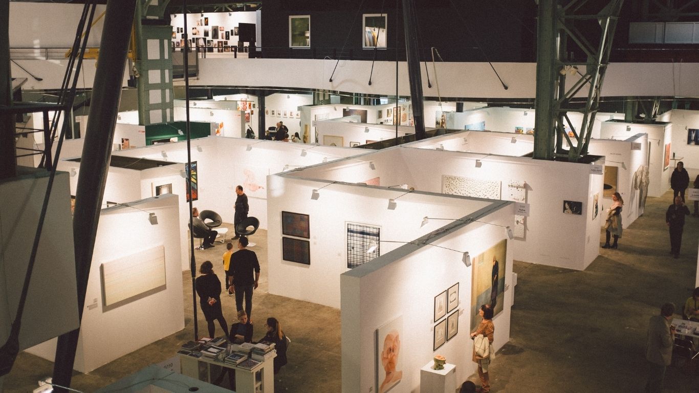 Fuar stand alanı belirleme için beyaz sergi stantları, sanat panoları ve ziyaretçi akışı