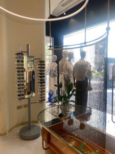 Aynalı Kilitli Gözlük Standı, mağaza içi deneyimi yeniden tanımlar